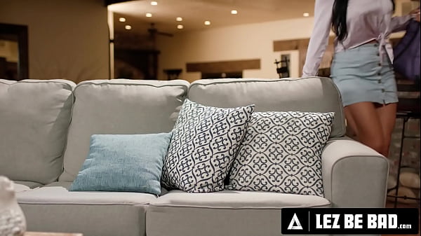 Play MP4 - LEZ BE BAD - Horny MILF Jennifer White DOMINATES Naturally Stacked Stepbae Scarlett Alexis