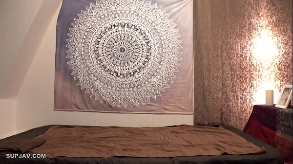 Play MP4 - 激かわ！美人過ぎるメンエス嬢変態彼氏のデカチン生ピストン&Implies;パイパンまんこに膣出し＆中イキ