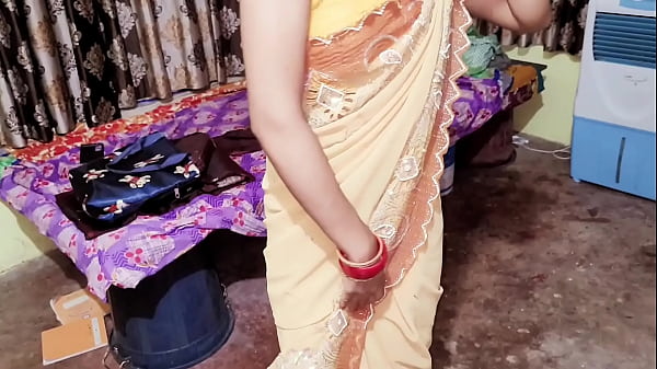 Play MP4 - भाभी ने पीला साड़ी पहनकर क्या कमाल कर दिया और मुझे लेकर सीडी पर चोदने को कहा