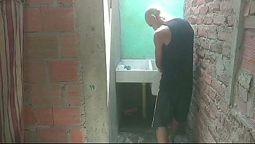 Play MP4 - Vecino me ayuda a reparar la tuber&iacute;a y me termin&oacute; dando una rica follada