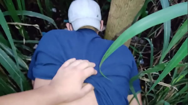 Homem casado dando o cu ao escurecer no mato 