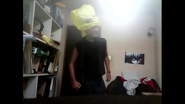 Uke canosito baila sensualmente con bolsa en la cabeza y penetra peluche. 