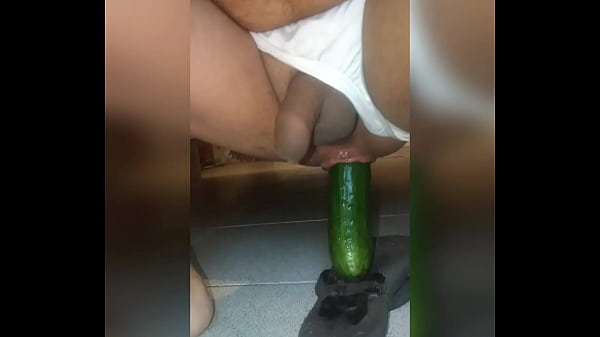 Dildo con un pepino 