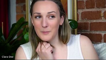 Fantasia de sissy faz Clara Dee viver seu desejo secreto