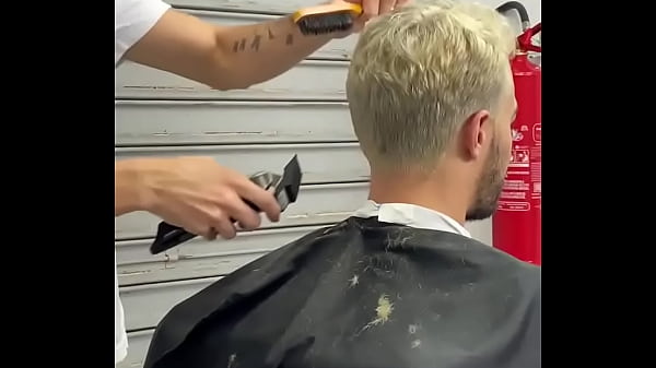 Cliente Leva Leitada Na Barbearia thumbnail