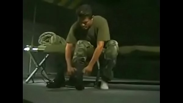 AMIGO MILITAR JUGANDO CON SU PIE Y POLLA 