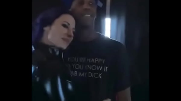 Met cuckoldressv at splash holy fuck she's sexy and her ass is hidden she couldn't even find it lmaooooo bullsandqueens