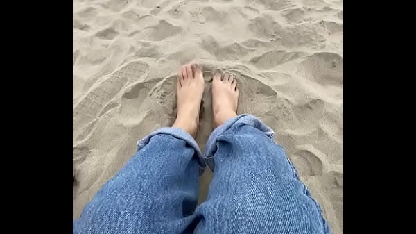 Nonton Chilean&rsquo;s Feet On The Sand thumbnail