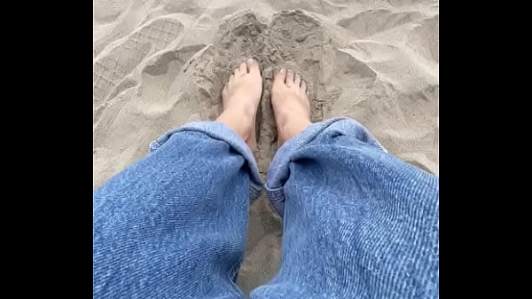 Playa y pies en la arena