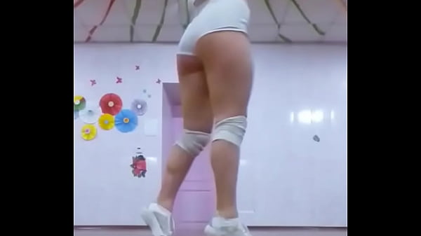 Nonton Professional Dancer thumbnail