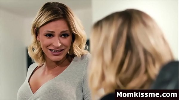 visit stepmom atwork toeat herpussy