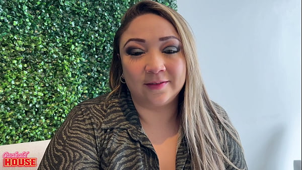 Essa gordinha casada &eacute; uma gostosa que o marido corno libera para outros machos foderem 