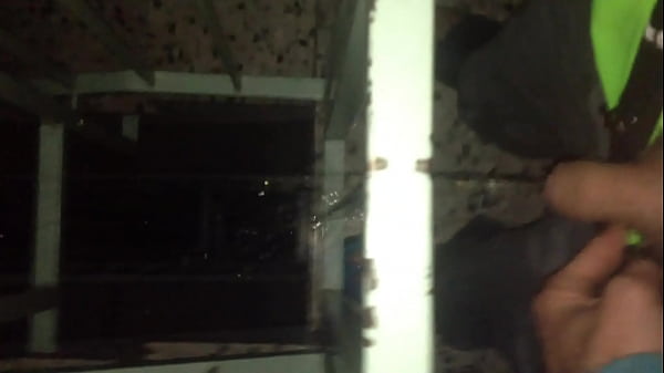 Play MP4 - Ich pisse oft in den Hausgang