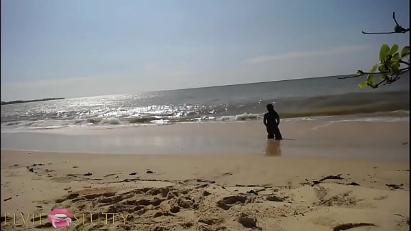 Elle a manipul&eacute; 2 bites &agrave; la plage - Partie 