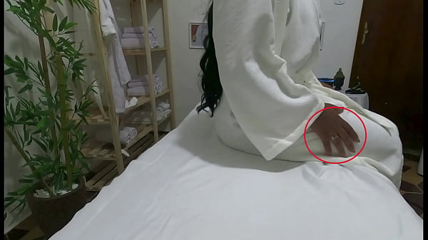 Play MP4 - FLAGRANTE - Pretinha gostosa personal da academia foi filmada PELADINHA chupando o terapeuta -  Massagem tantrica