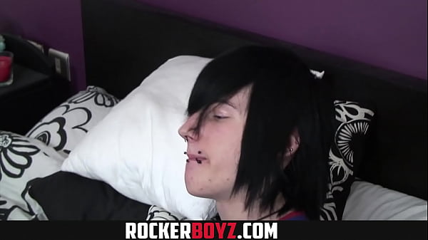 Play MP4 - Rocker Boyz - English Emo Twinks Kiss And Fuck Hard