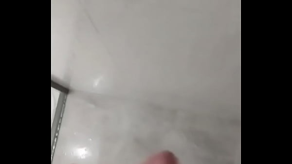 Espirando Leite Na Parede thumbnail