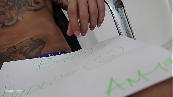 Empiezo a desnudarme para mi tipper 