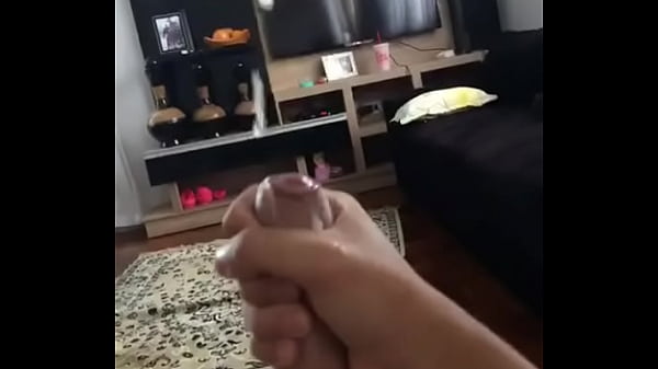 Gozando litros no sof&aacute; enquanto penso no seu pau 