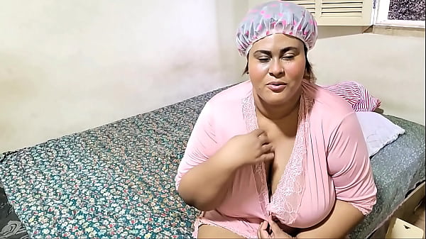 Madrasta se masturba do lado de enteado e acaba sendo fudida e goza no pau dele