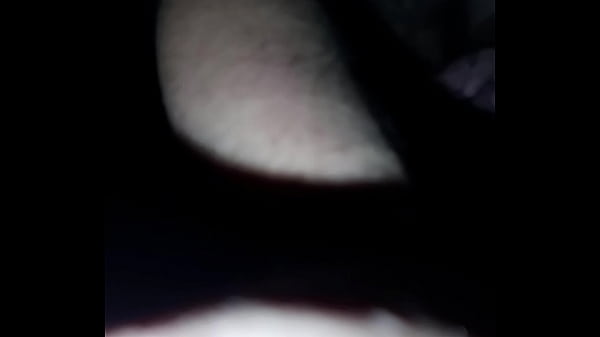 Гей в черных стрингах трясет огромной задницей на камеру 