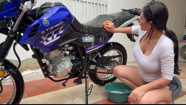 MI CU&Ntilde;ADA SE EXITA DESPUES DE LAVAR SU MOTO Y QUIERE TENER SEXO 