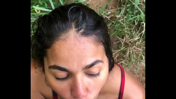 Novinha com tesao topo entrar no terreno e foder meio do mato 