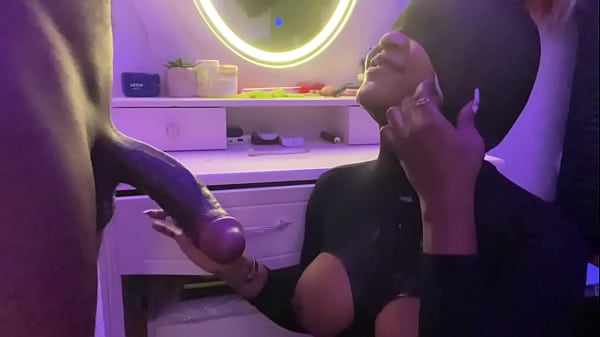 Ebony_girl gives great blowjob times