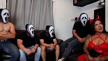 7 vergas se cogen a su mujer su cornudo solo graba y dirige esa hermosa escena 