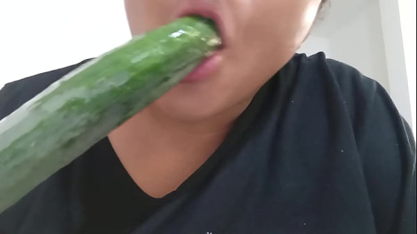 Bbw Se Graba Mientras Juega Con Un Pepino Y Se Lo Introduce Por La Panocha thumbnail