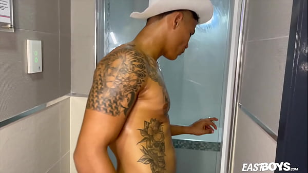 And we have yet another video with Lucian Reed for you! Firs some behind the scenes footage from the Carnival, then we took Lucian to our secret location where we would be able to explore his beautiful body inch by inch. His hard biceps 