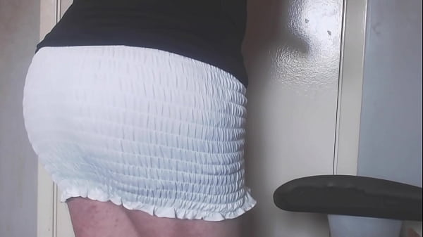 SkinnyFemboyOso Taking a Pee and Playing with his Femboy Ass