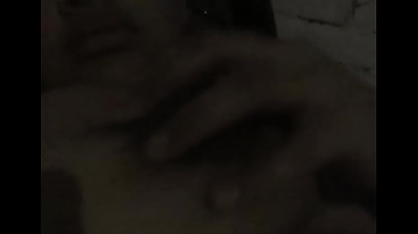 Vecina toc&aacute;ndose sus pechos 