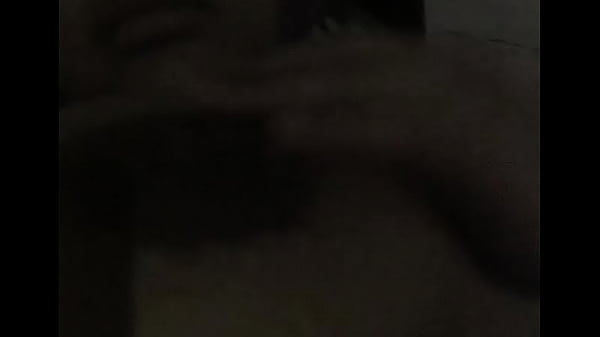 Vecina toc&aacute;ndose sus pechos 