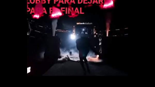 La cama se rompe mientras pasan cosas 