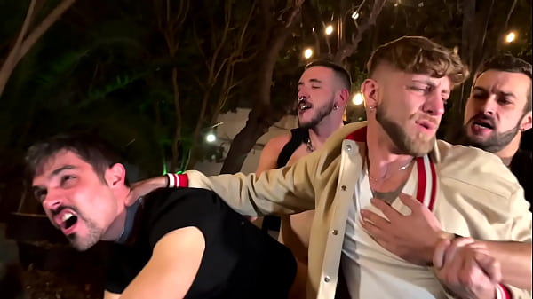 7 mecs chauds s'affrontent sexuellement dans les jardins d'un h&ocirc;tel abandonn&eacute; 