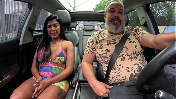 A Milf mulata entrou na carona e liberou at&eacute; o cuzinho no pelo - Iara Alves 