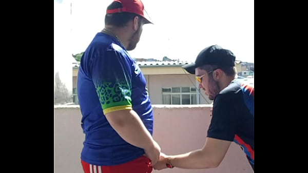 Play MP4 - Urs&atilde;o maloka comendo branquinho tatuado na laje &lpar;COMPLETO NO RED&rpar;