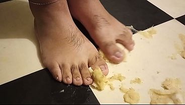 GAY TEEN FEET CRUSH BANANA BAREFOOT 2 