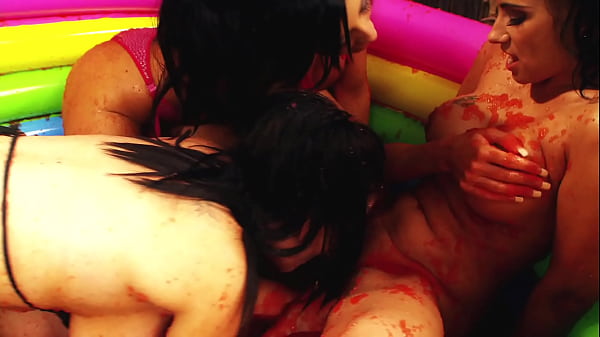 Play MP4 - Mom Threesome lesbo