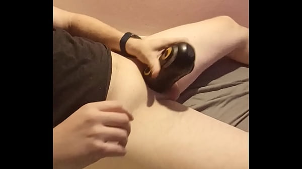 pivasek si hraje s novou hračkou