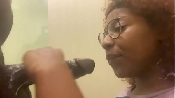 Play MP4 - ch&oslash;king on that dick