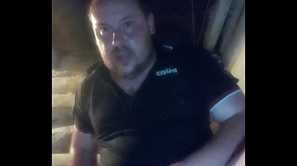 Чокнутый русский парень дрочит член и трахается в жопу бутылкой водки! Кончает и выливает свежую сперму себе в рот! Его конча у него же во рту))) thumbnail