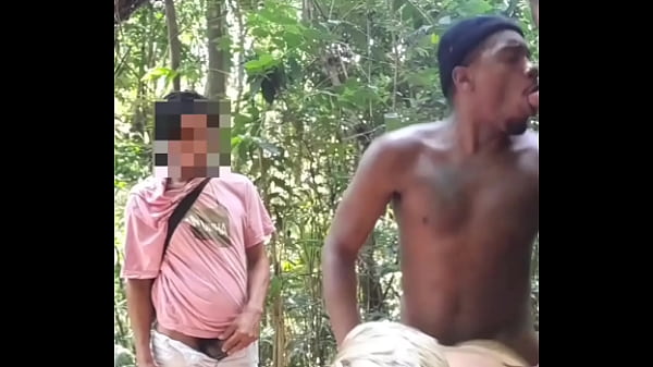 Play MP4 - PUTO SENDO REVAZADO NO MEIO DO MATO