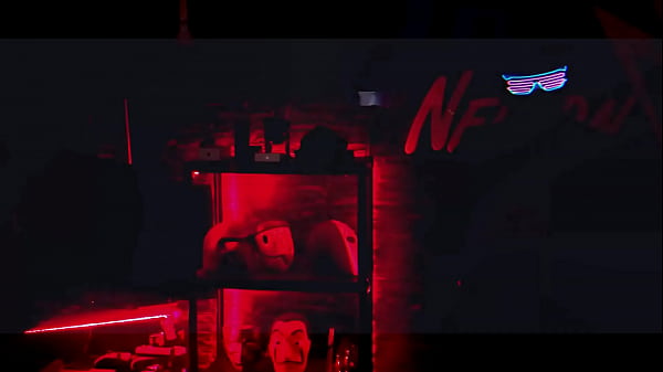 Nonton O Contente Pondo O Pau Na Mesa E Mostrando O Rosto thumbnail