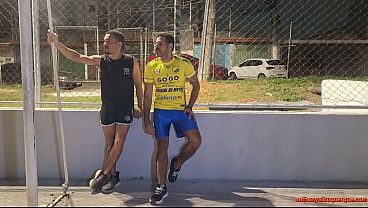 depois da pelada jogador e o treinador é_ flagrado fudendo atrá_s da quadra