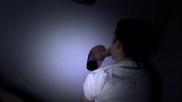 Jeune Rebey Se Fait Sucer Sa Grosse Bite Dans Les Glory Holes thumbnail