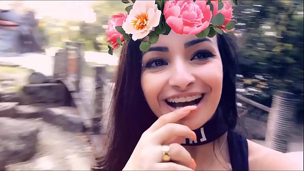 Gostosa putinha masturbando e gozando em publico com brinquedo gostosa peituda ccamgirl