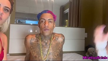 Play MP4 - VOC&Ecirc;&period; AGUENTARIA ESSAS DUAS &quest;