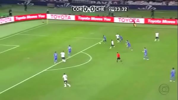 Peruano safadinho metendo a_bola por_traz do_David Luis